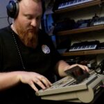 Heiko am Tascam-Mischpult mit eingebautem Tapedeck