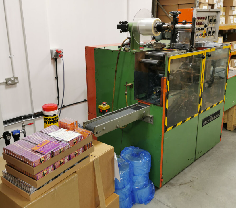 Die automatische Einlege-Maschine platziert jede Kassette präzise in die Hülle – ein schneller und effizienter Schritt im Produktionsprozess.