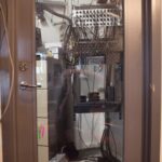 Im Maschinenraum befinden sich Rechner, Klima- und Belüftungstechnik, sowie die Patchbays für Audio- Video- und Digital-Signale.