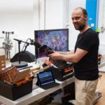 Silas als Foley-Artist, hier mit dem Klassiker „Lagerfeuer“ aus einer Handvoll Bandsalat.