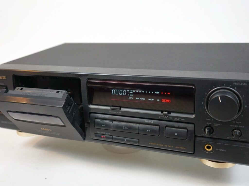 Das Aiwa Tapedeck: Ein klassisches, stilvolles Kassettendeck mit warmem analogen Klang, das heute als Retro-Produkt in der Musikproduktion und im Lo-Fi-Revival geschätzt wird.