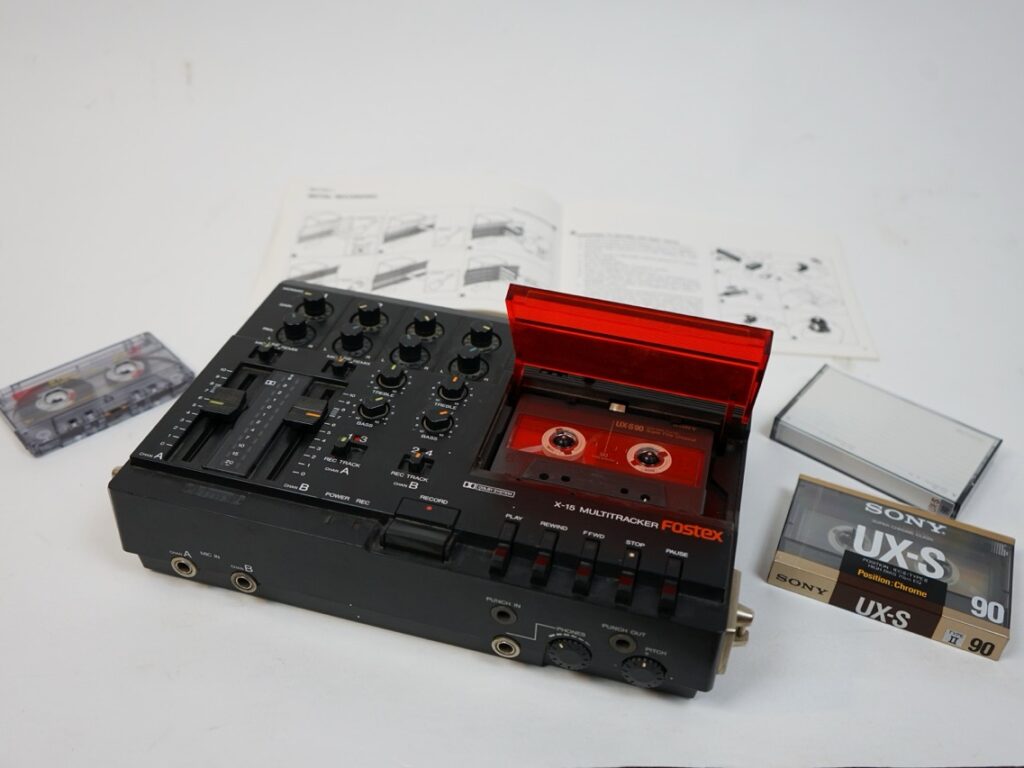 Der populäre Multitracker X 15; sein 2 Kanal-Mischpult bietet Gain-Regler, Panorama-Regler und zwei Hauptfader (A und B). Drei Positionsschalter bestimmen, welches Eingangssignal zum Kanalfadesr geleitet wird („Mic“, ‚Line‘ und „Remix“).