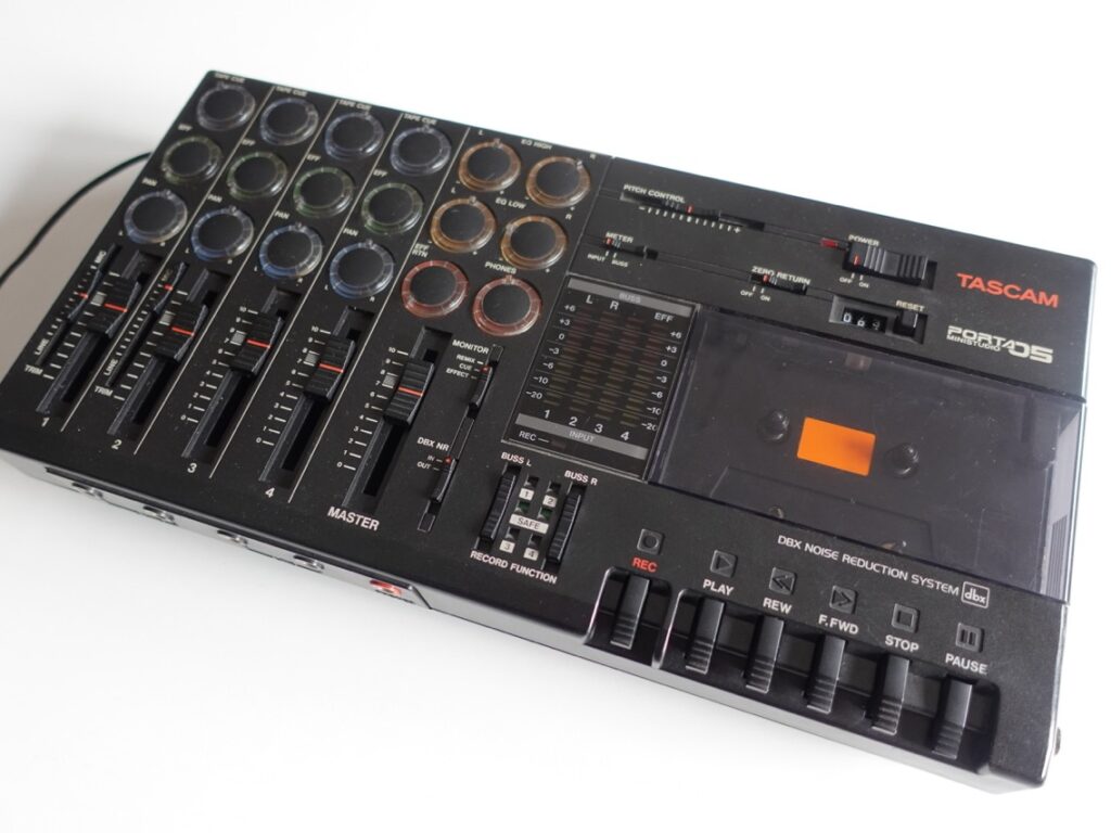 Das Tascam Porta Ministudio 05: Ein kompaktes und tragbares 4-Spur-Kassettenrecordinggerät, das in den späten 1980er Jahren für Musiker und Heimstudios entwickelt wurde. Es ermöglicht unabhängiges Mehrspuraufnehmen unterwegs oder im Proberaum mit einfachem Handling und wechselbaren Kassetten.