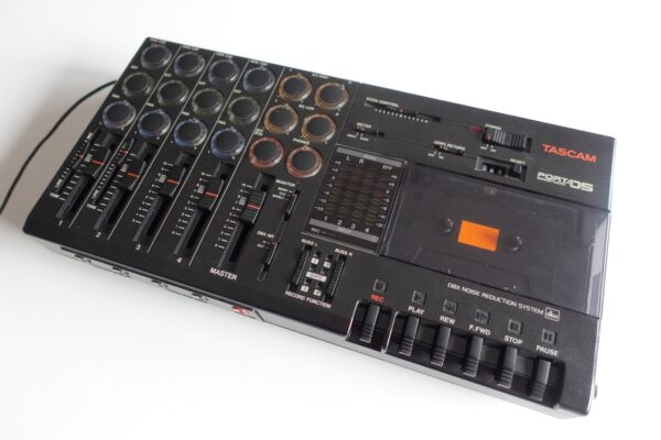 Das Tascam Porta Ministudio 05: Ein kompaktes und tragbares 4-Spur-Kassettenrecordinggerät, das in den späten 1980er Jahren für Musiker und Heimstudios entwickelt wurde. Es ermöglicht unabhängiges Mehrspuraufnehmen unterwegs oder im Proberaum mit einfachem Handling und wechselbaren Kassetten.