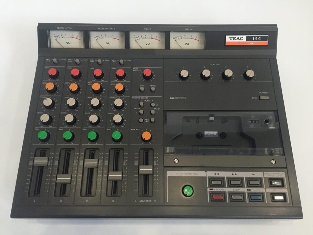 Das TEAC Portastudio 144: Das erste echte 4-Spur-Kassettenrekorder für Heim- und Profi-Musiker, das ab 1979 das Recording in kleinen Studios revolutionierte. Mit vier separaten Spuren und intuitiver Bedienung ermöglichte es kreative Mehrspuraufnahmen auch außerhalb professioneller Studioumgebungen.
