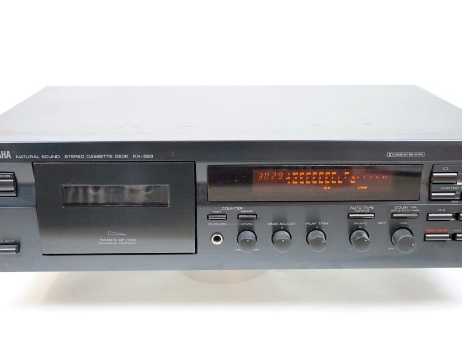 Das Tapedeck KX 393 von Yamaha kam 1998 auf den Markt hat ein schaltbares MPX-Filter, Titelanspielautomatik, Dynamische Bias-Regelung mit Dolby HX Pro und vieles mehr. Das solide Kassettendeck punktet mit sehr guten Klangeigenschaften und bietet Besonderheiten wie die Play-Trim-Funktion, bei der man bei der Wiedergabe fremdaufgenommener Kassetten den Klang mit dem entsprechenden Regler feinjustieren kann.