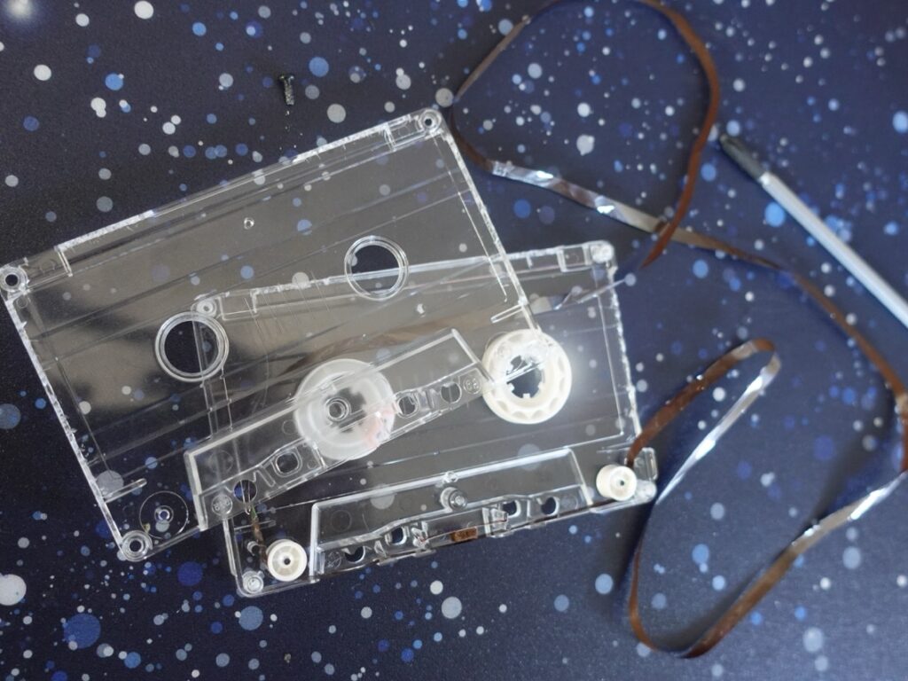 DIY-Tapeloop: Eine Endlosschleife, die aus der Kassettenhülle raus, um Gegenstände herum und wieder zurückläuft.