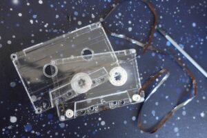 DIY-Tapeloop: Eine Endlosschleife, die aus der Kassettenhülle raus, um Gegenstände herum und wieder zurückläuft.