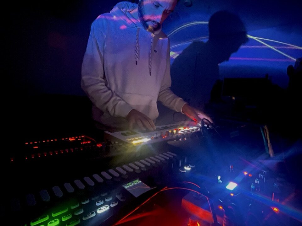 Auf Instagram findest du kurze Reels, in denen ich zeige, wie diese Sounds entstehen. Schau doch mal bei @the.pilot.luna vorbei.