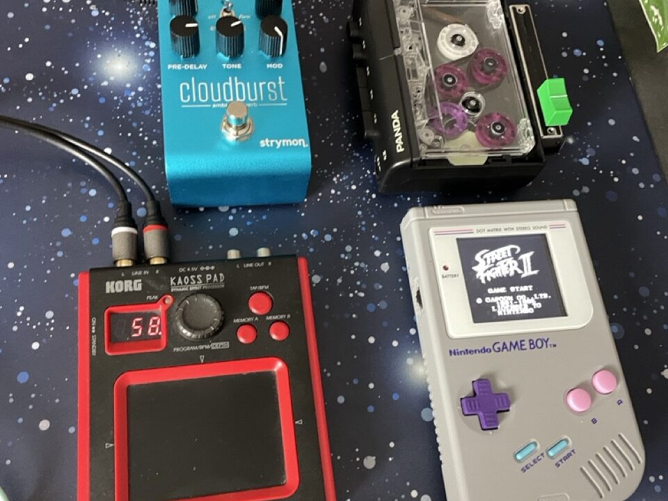 Der Game Boy-Soundtrack von Street Fighter II wurde auf Kassette aufgenommen. Mit dem Tape Recorder von Battery Operated verlangsamt, mit dem Strymon Cloudburst transformiert und durch das Korg Kaoss Pad gefiltert – bis nur noch ein einziges Morsezeichen übrig blieb, das in die Weiten des Weltraums gesendet wurde.