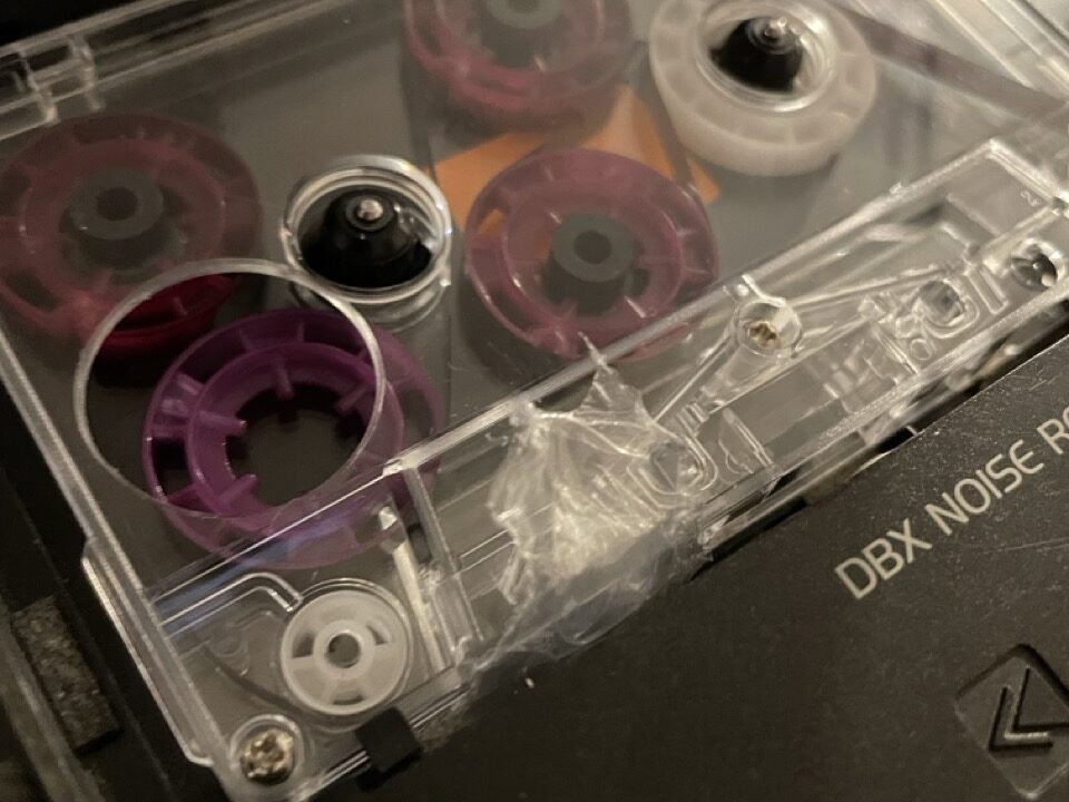 Der Whobblehead von Battery Operated hat in der Hülle ein Loch über einer der Spulen. Dadurch lässt sich mit dem Finger die Bandgeschwindigkeit steuern. Hier wurde der Löschkopf mit antistatischem Verpackungsmaterial abgeklebt, um Dropouts zu vermeiden.