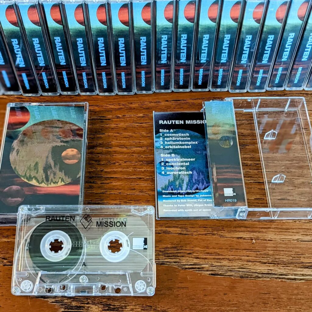 Rauten - Mission (Foto-Credit Johannes Rix)###Mehrere Kassetten des Ambient-Albums „Mission“ von Rauten (Foto: Johannes Rix)