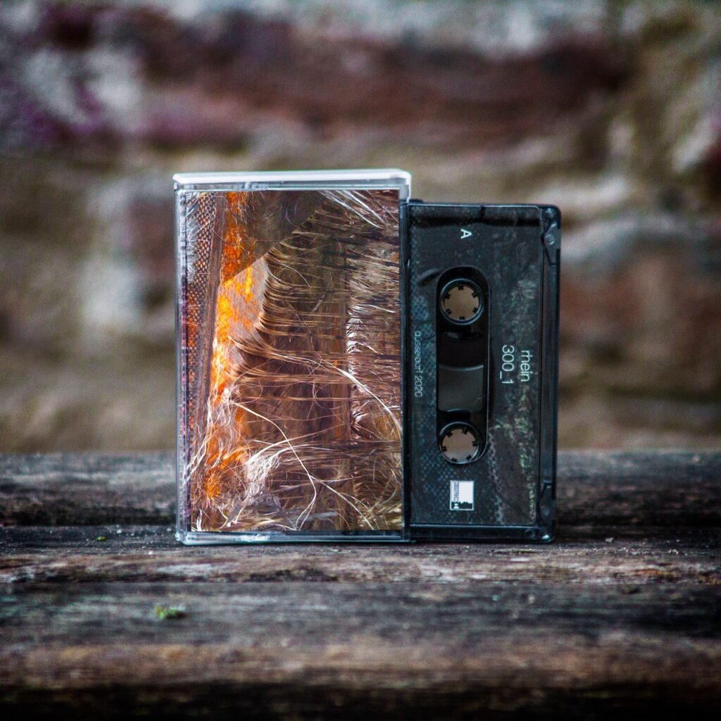 Nur auf Kassette inklusive Download-Code erhältlich: Die 50er Kleinauflage des Albums „300-1“ der Drone/Ambient-Band rhein ist beim Label Hauch Records mittlerweile ausverkauft (Foto: Steffen Seth Prohn)