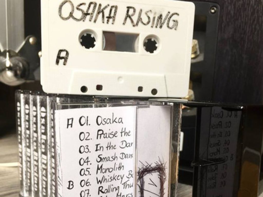 Die erste DIY-Kassette von Osaka Rising: handüberspielt, individuell gestaltet und mit Game-Boy-Printer-Artwork versehen – ein echtes Liebhaberstück und Beginn ihrer Tape-Tradition.