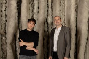 Sebastian Wolf und Roland Stenz im reflexionsarmen Raum von EVE Audio: Das firmeneigene Akustiklabor bildet die Basis für präzise Messungen und Hörabstimmungen.