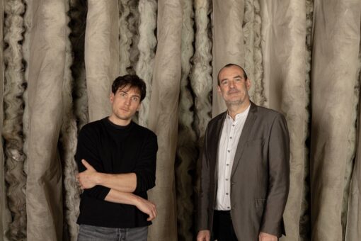 Sebastian Wolf und Roland Stenz im reflexionsarmen Raum von EVE Audio: Das firmeneigene Akustiklabor bildet die Basis für präzise Messungen und Hörabstimmungen.