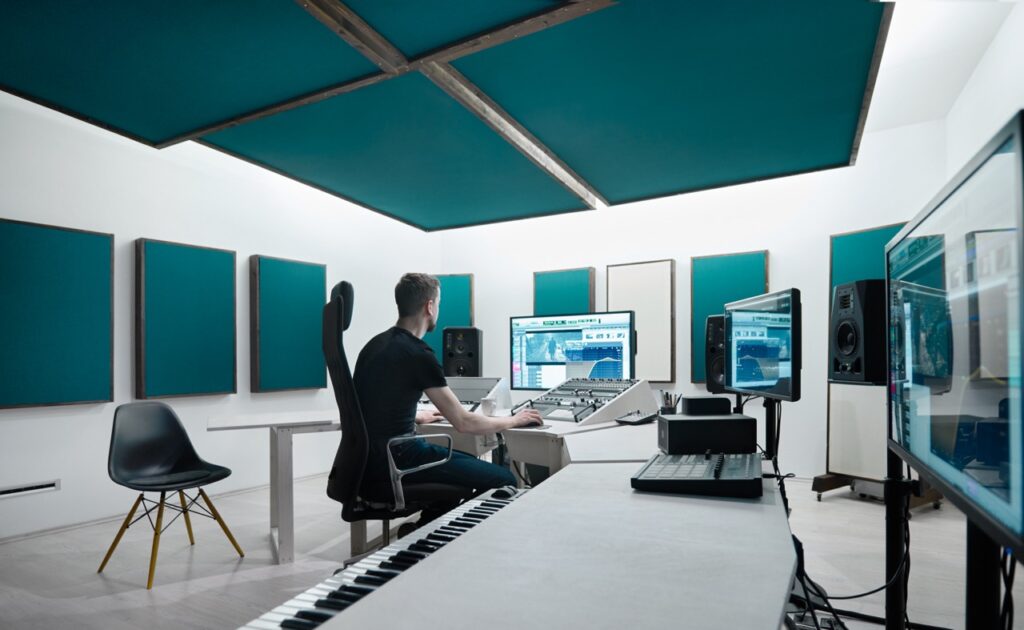 Im Regieraum von Feinklang Mastering in Leipzig arbeitet Johannes Frank in einem 7.1.4-Dolby-Atmos-Setup mit Lautsprechern von ADAM Audio. Die akustische Gestaltung – Deckensegel, Absorber und Diffusoren – hat er komplett selbst geplant und gebaut.