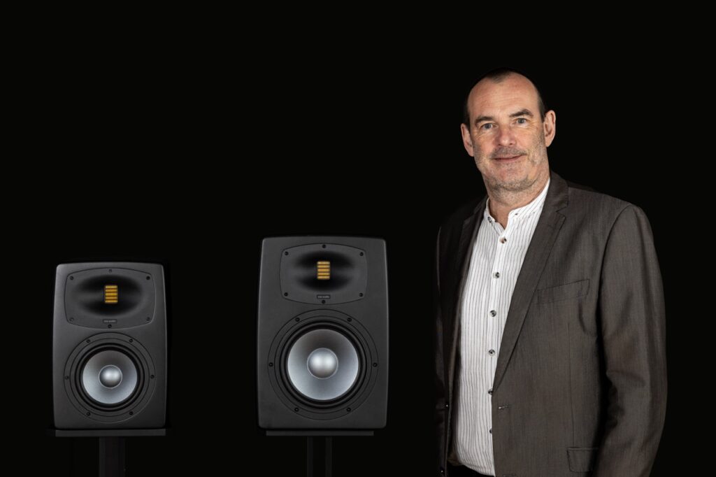 Firmengründer Roland Stenz mit Modellen der EXO-Serie: Die neue Lautsprecherlinie kombiniert moderne DSP-Technologie mit EVE Audios akustischem Kernhandwerk.