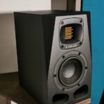 Ein ADAM Audio A4V im Seitenbereich des Studios – Teil des immersiven Lautsprecher-Systems von Feinklang Mastering. Der charakteristische Bändchenhochtöner sorgt für transparente Höhen und eine präzise Räumlichkeit.