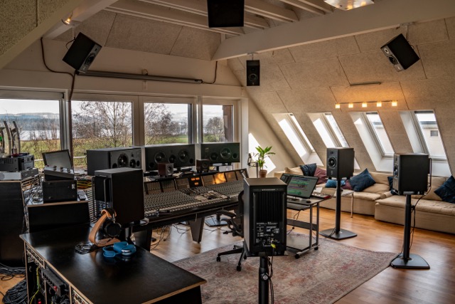 Blick in die Regie unter dem Dach des Powerplay Studios: Die großzügige Raumhöhe, die offene Architektur und die symmetrische Lautsprecheranordnung schaffen ideale Bedingungen für räumliches Mischen auf höchstem Niveau.