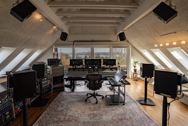 Das Dolby-Atmos-Setup im Powerplay Studio: Ein präzise eingemessenes 7.1.4-System mit ATC-Monitoren bildet die Grundlage für immersive Mischungen und detailgetreues Arbeiten in Stereo und Atmos.