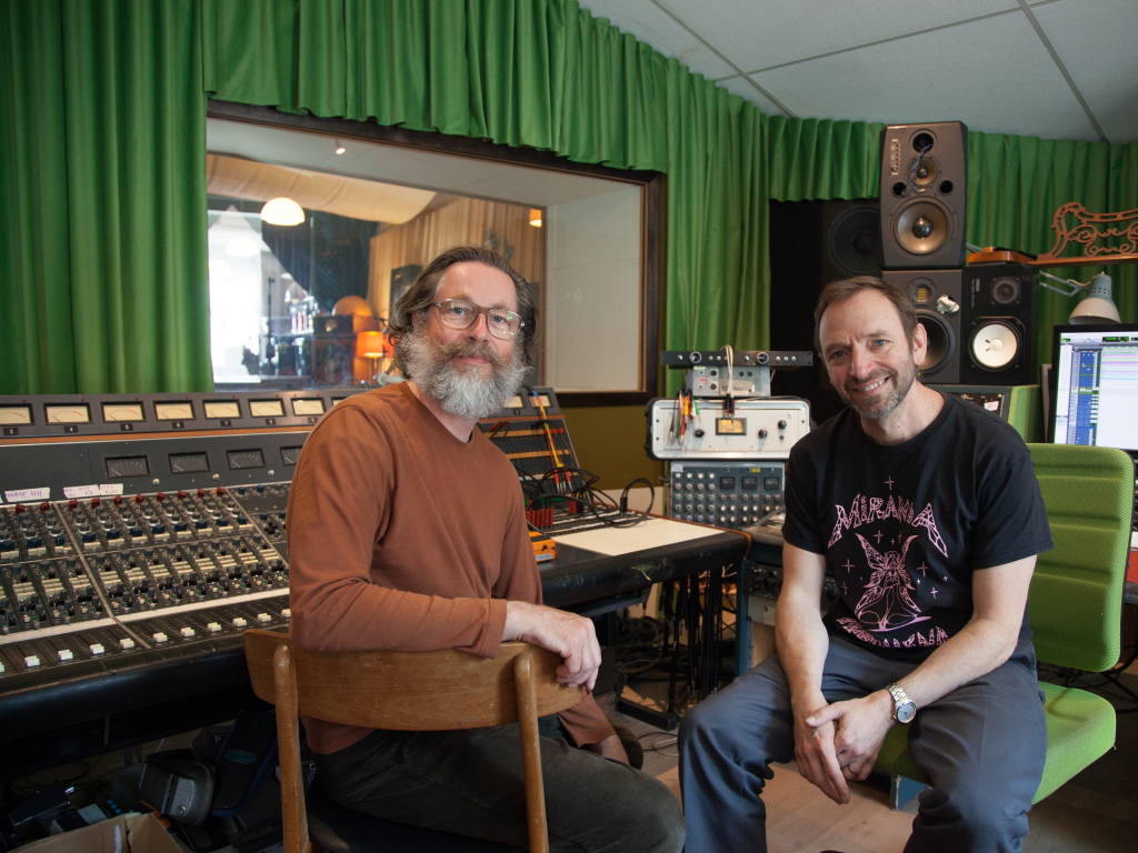 David Carlson und Petter und Jens Lindgård an ihrem Neve 8014 Pult