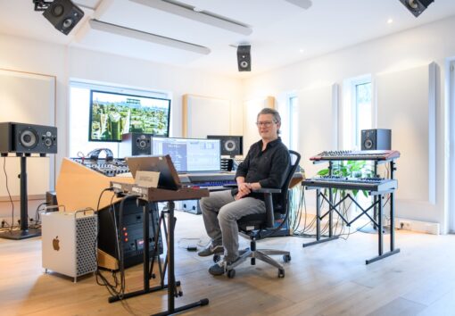 Filmmusik-Komponist Frank Schreiber in seiner Dolby-Atmos-Regie. Im Hintergrund: das vollständige Focal-Surround-System mit Trio11 Be, Solo6 ST6 und Shape 50. Die Raumakustik wurde von Konzept A (München) geplant, das Monitoring über zwei UA Apollo x16 Interfaces realisiert.