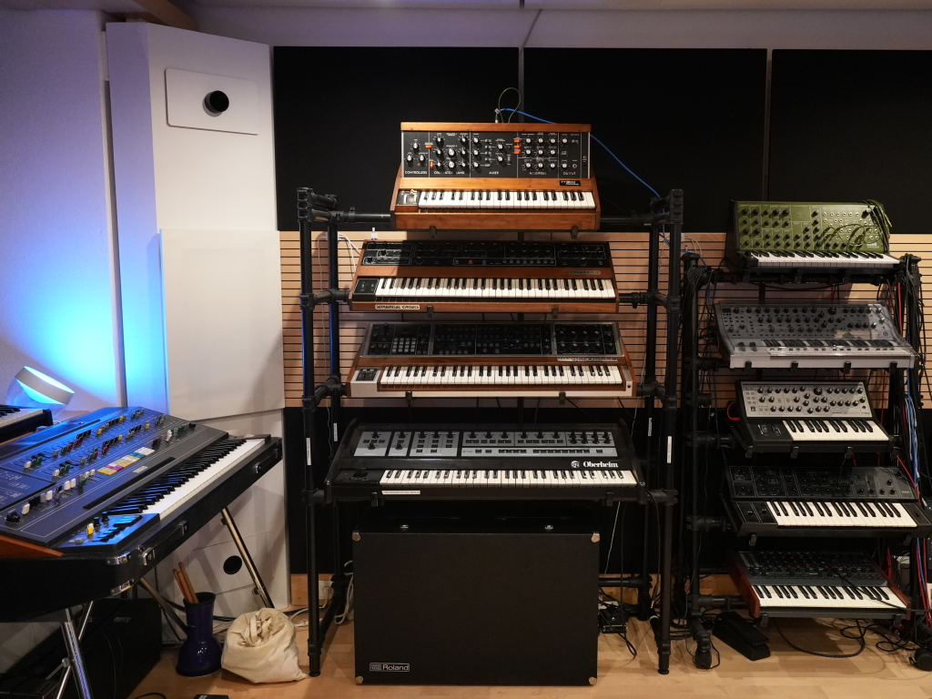 Minimoog, Korg-, Yamaha- und Oberheim-Synthesizer befinden sich im direkten Produktionsumfeld des Synthesizer Studio Berlin.