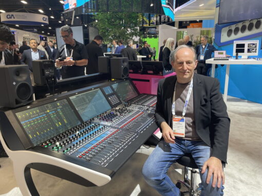 Tom Ammermann auf der NAB in Las Vegas an einem LAWO-Pult, das den Spatial Audio Designer unterstützt.