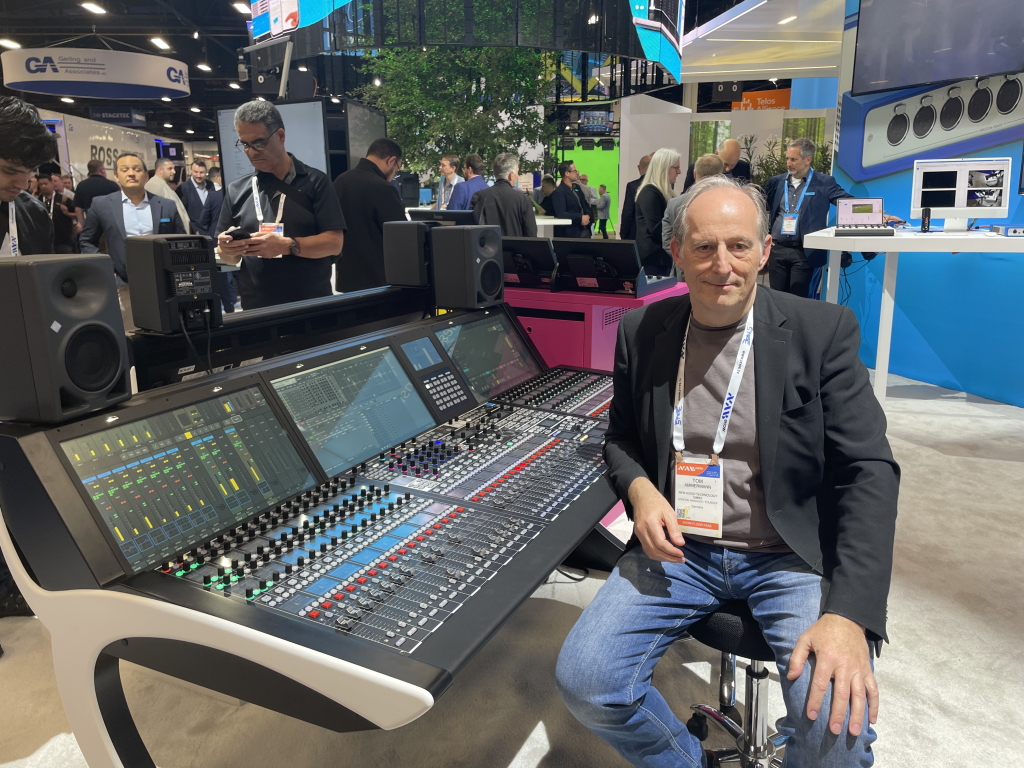 Tom Ammermann auf der NAB in Las Vegas an einem LAWO-Pult, das den Spatial Audio Designer unterstützt.