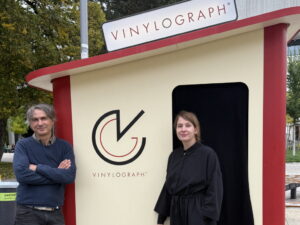 Christoph Freidhöfer und Natascha Muhic vor der „Vinylograph“-Kabine auf dem Wiener Karlsplatz (Foto: Lee Everett Thieler)