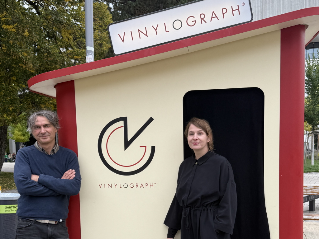Christoph Freidhöfer und Natascha Muhic vor der „Vinylograph“-Kabine auf dem Wiener Karlsplatz (Foto: Lee Everett Thieler)