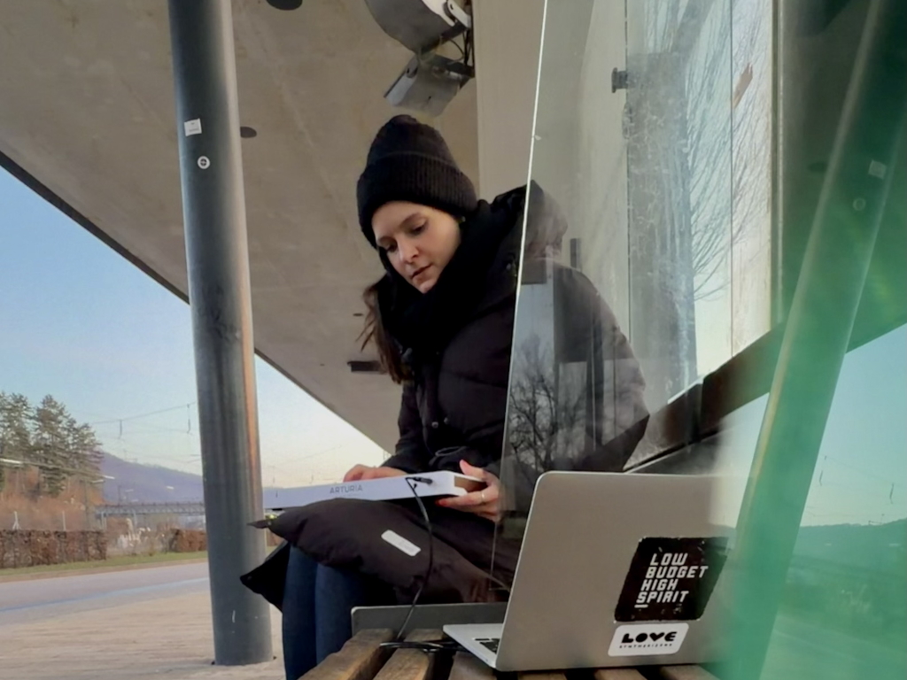 Mobiles Recording auf dem Bahnsteig mit Laptop und MIDI-Controller